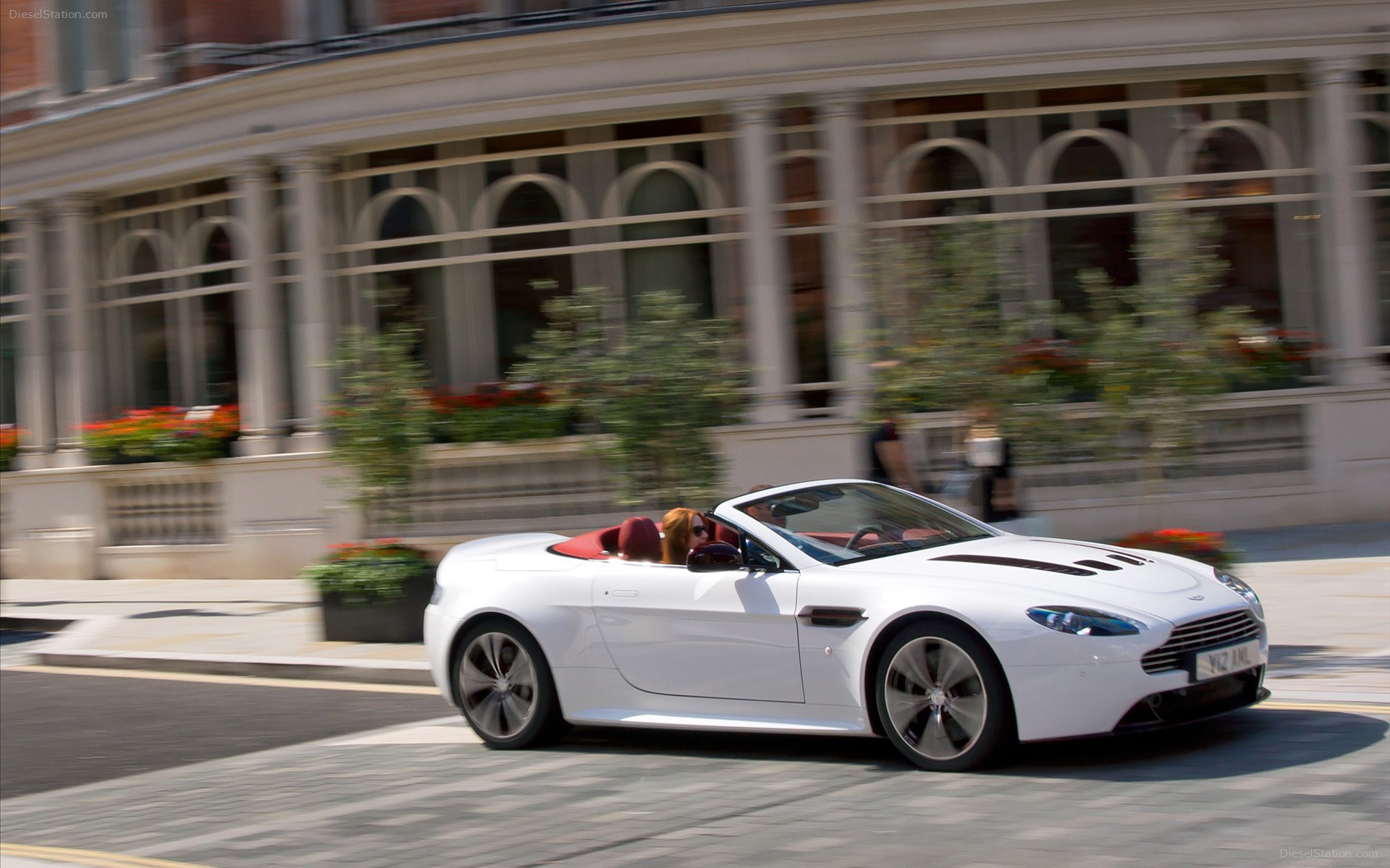 Aston Martin V12 Vantage Roadster 2013